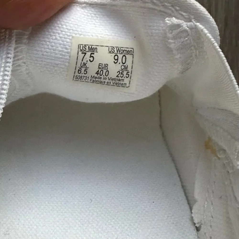Vans Classic Slip-On True White Sneakers Men’s 7.5 / Women’s 9